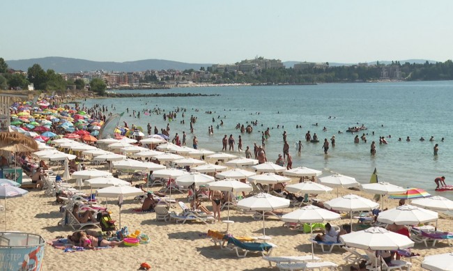 Повечето хора в Бургас избраха плажа пред изборните секции 