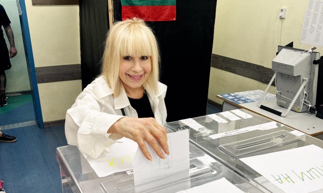 Лили Иванова се отчете на вота, подариха й бяла роза