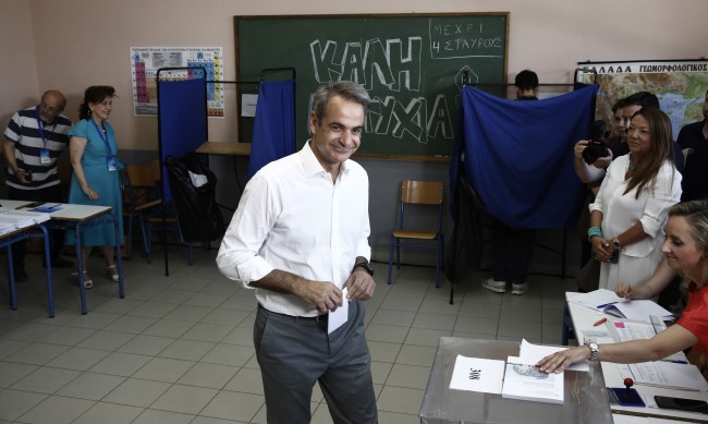 Партията на Мицотакис спечели срещу опозицията в Гърция