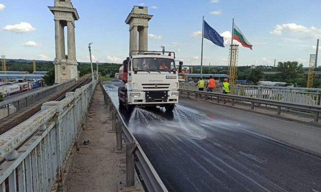 Почват да кърпят Дунав мост, променят движението