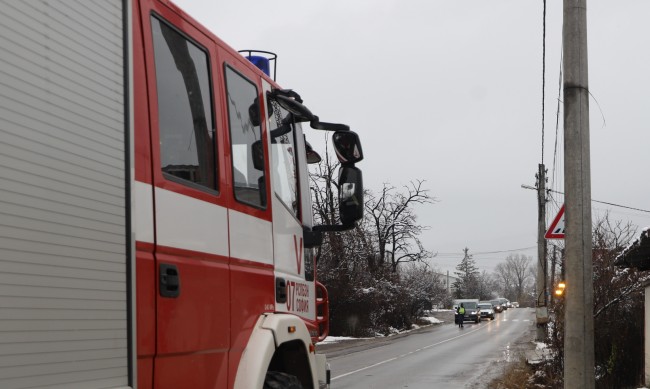 Цистерна се обърна и пламна на път Е 79