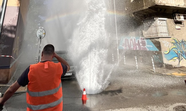 Над 45 минути гейзер в центъра на София сипе вряла вода