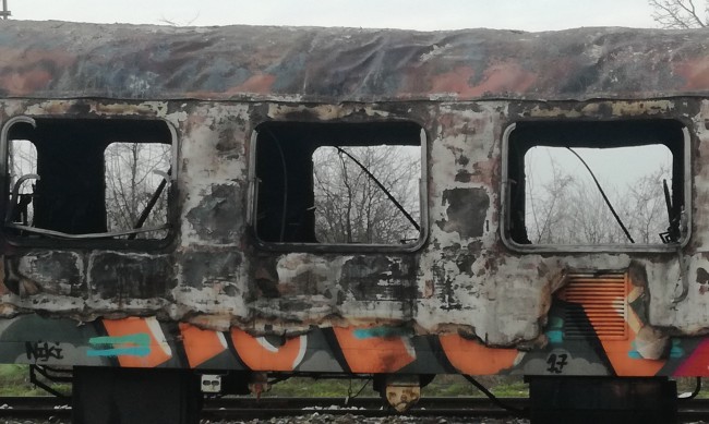 Запали се локомотивът на бързия влак София-Бургас