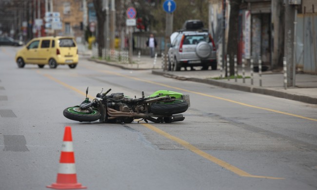 Мотор и такси се удариха край Горна Оряховица