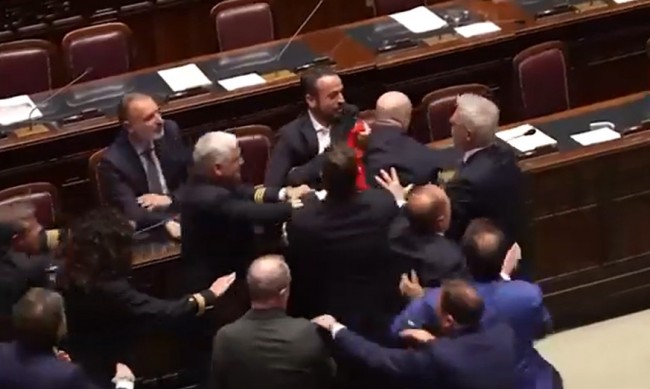Обиди, шутове и ритници в италианския парламент, депутат в болница