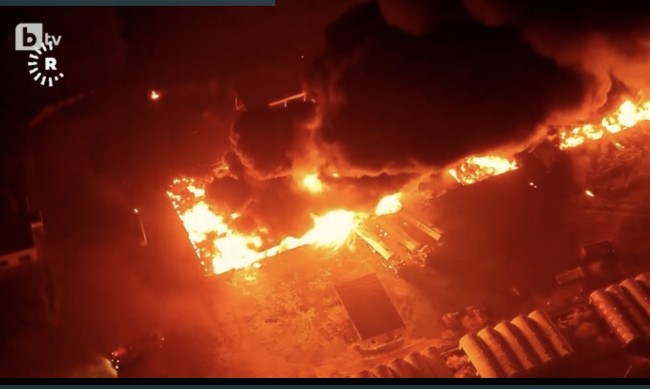Пожар пламна в петролна рафинерия в Ирак