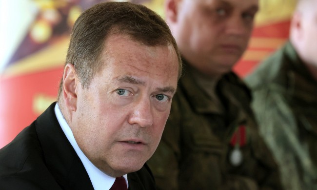 Медведев към руснаците: Да превърнем живота на Запада в пълен кошмар