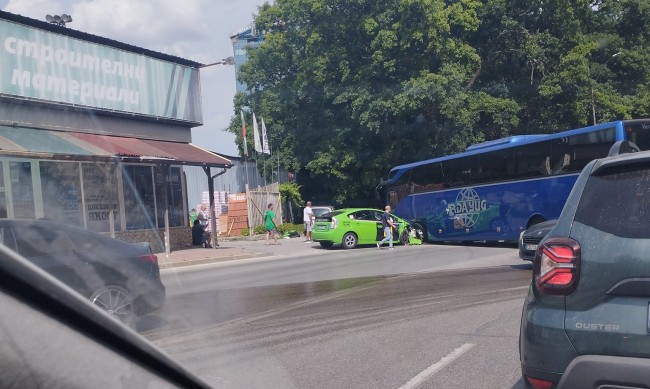 Автобус с деца и такси се удариха на гара "Пионер"