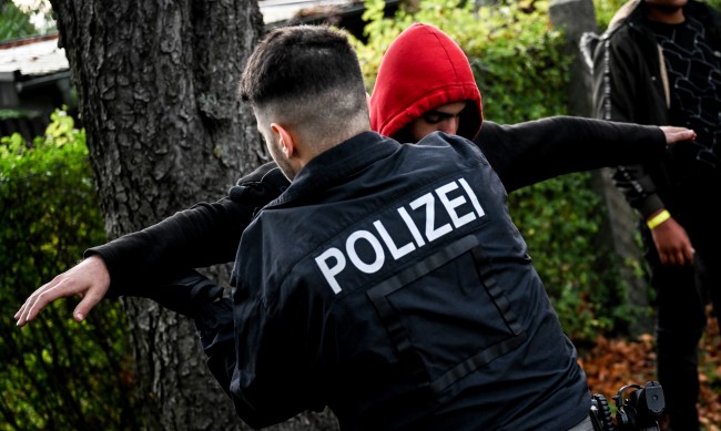 Полицията иззе дрога, оръжие, бижута при акция в Германия