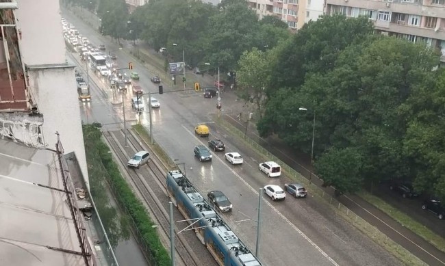 Пореден автомобил "кацна" на трамвайните релси в София