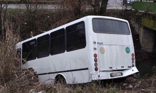 Автобус с деца от Добрич катастрофира 