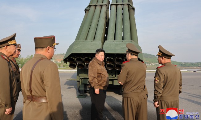 Ким изпратил на Русия контейнери с близо 5 млн. артилерийски снаряда