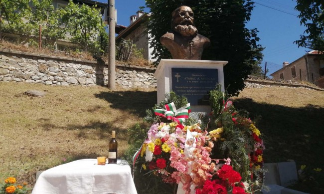 Откриха бюст-паметник на отец Атанас Аролски в родопското с. Хвойна