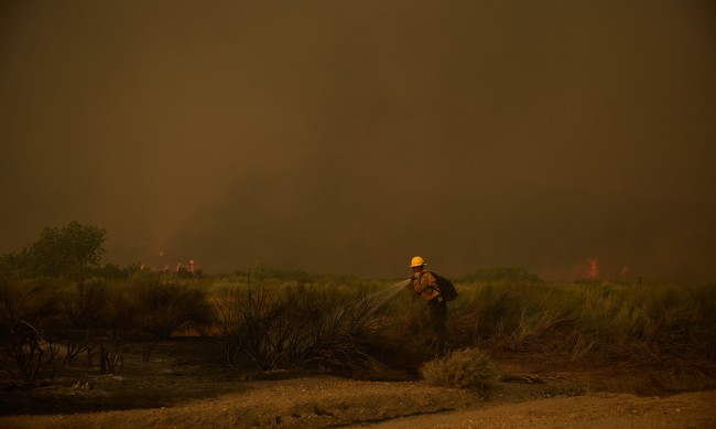 Голям горски пожар бушува северно от Лос Анджелис