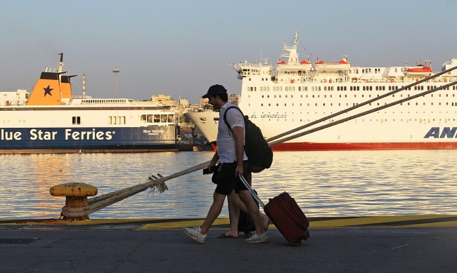 Поскъпването на фериботните билети в Гърция отказва туристи от островите 