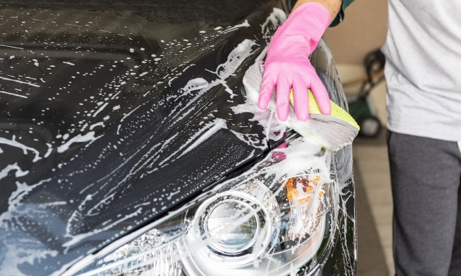В Кюстендил: Тежки глоби за миена на кола с питейна вода