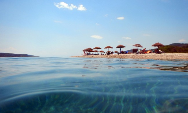 Чужди туристи починаха в Гърция, не се съобразяват с жегите
