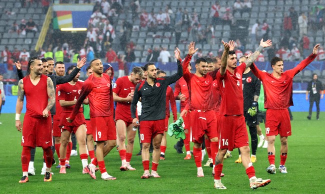 Бой на стадиона и победа на Турция в първия й мач от Евро 2024 