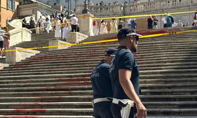 Активисти боядисаха с червена боя "Испанските стълби" в Рим