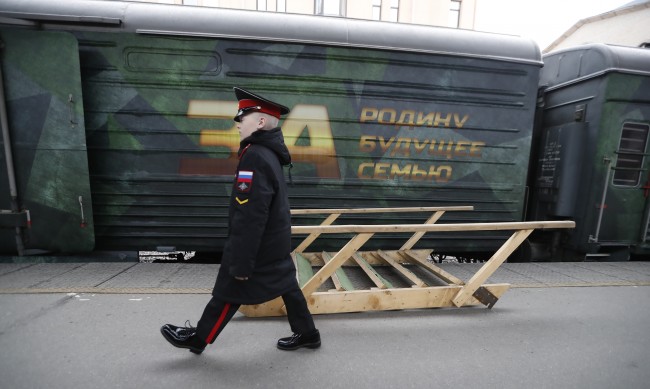 Пътнически влак дерайлира в Русия, има ранени