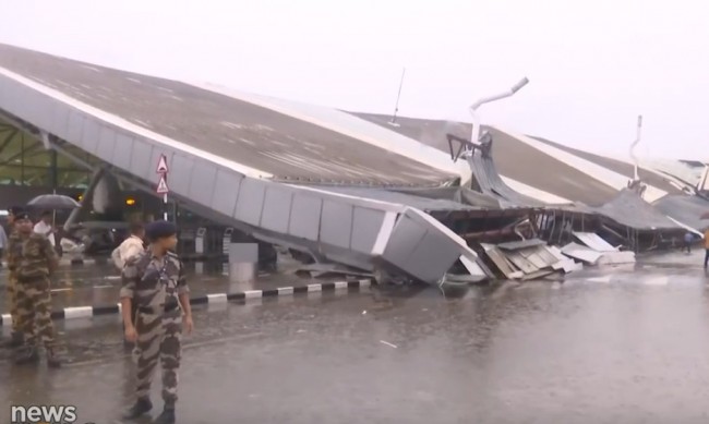 Покривът на летището в Делхи рухна след пороен дъжд