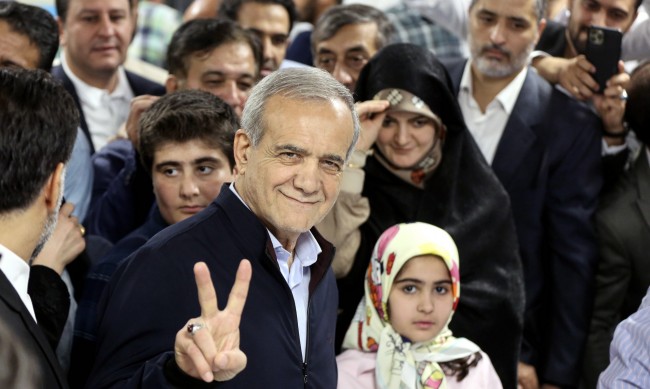 Масуд Пезешкиан води на изборите за президент на Иран