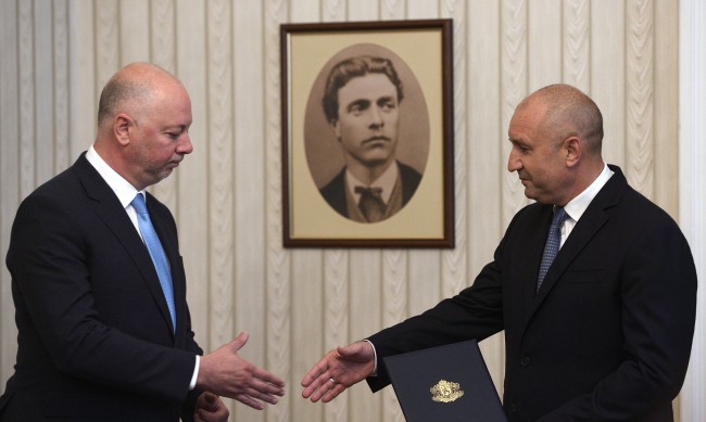 Радев подписа указа, с който предлага НС да избере кандидата за премиер Росен Желязков