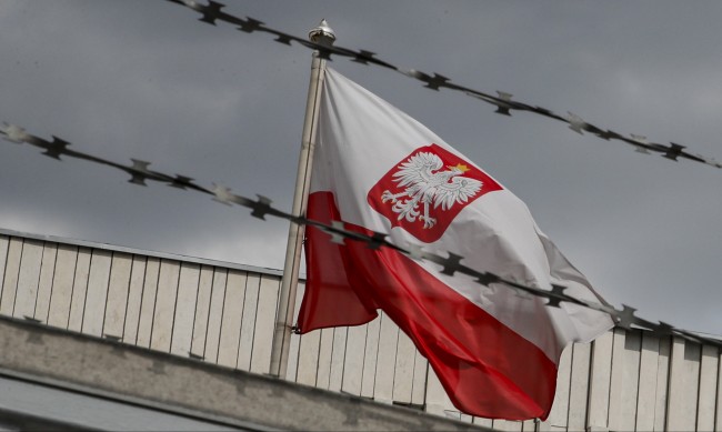 Издирват бивш полски сенатор, осъден за малтретиране на животно