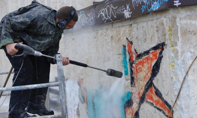 Чистят графитите в Пловдив за 2 минути с нанотехнология
