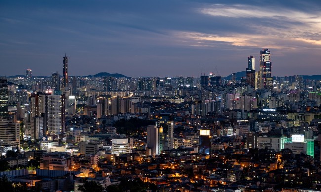 Кола се вряза в хора в Сеул, уби девет души
