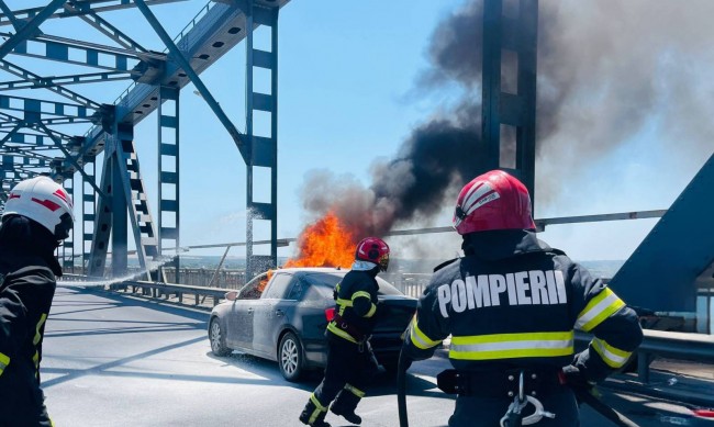 Кола се запали в движение на Дунав мост