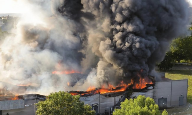 Пожар гори в търговски магазин в Разград