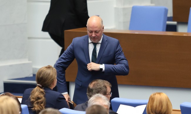 Парламентът не одобри Желязков за премиер, ДПС се цепна
