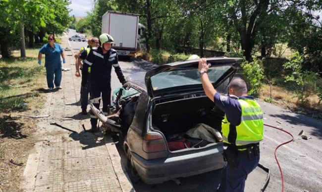 Тежка катастрофа край Пазарджик, мъж е заклещен в кола 