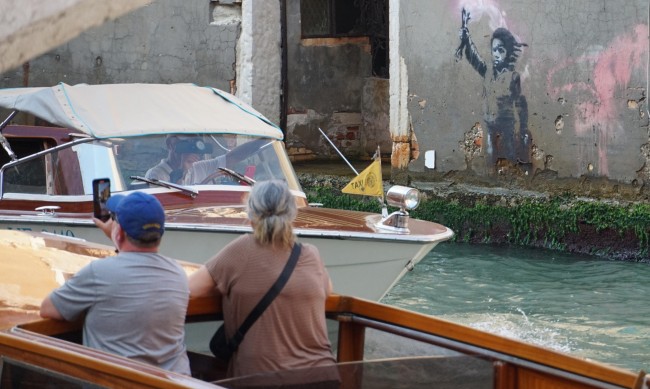 Хуманитарен кораб на Банкси е бил задържан в Италия