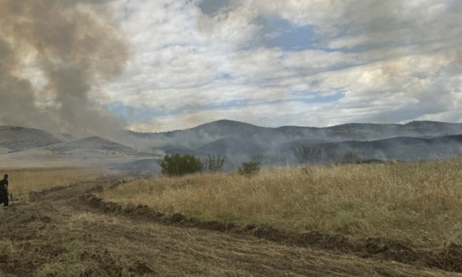 15 пожарникари гасят пожар в Бургас