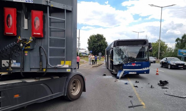 ТИР удари автобус в Бургас, двама са ранени