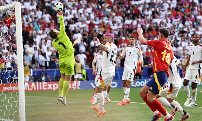 Драма: Испания изхвърли Германия с гол в 119-ата минута и съдийска помощ