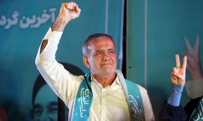 Реформаторът Масуд Пезешкиан спечели президентските избори в Иран