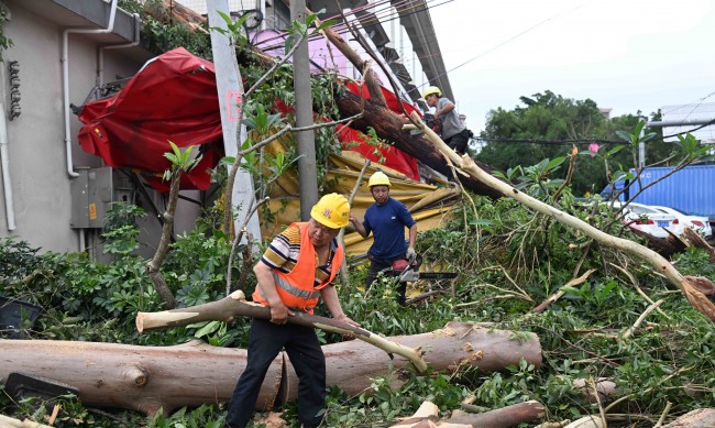Торнадо уби петима души и рани 88 в Китай