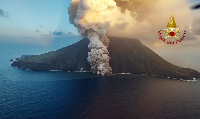 Втори вулкан изригна в Сицилия 