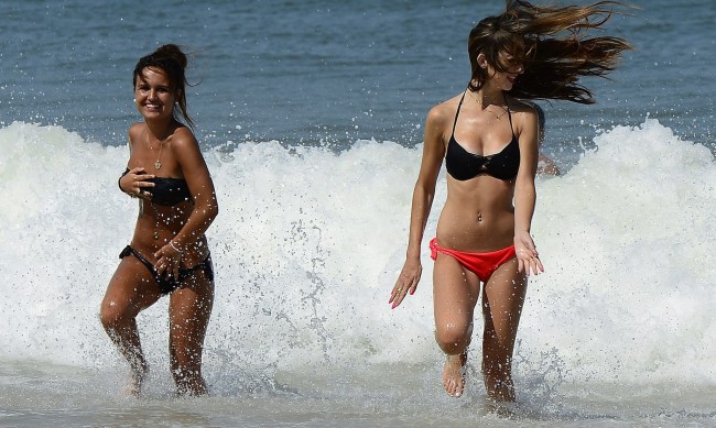 Внимание, мъже! Арестуваха двама на плаж в Гърция, снимали девойки без разрешение