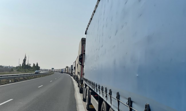 Спират камионите над 20 т по пътни участъци в страната