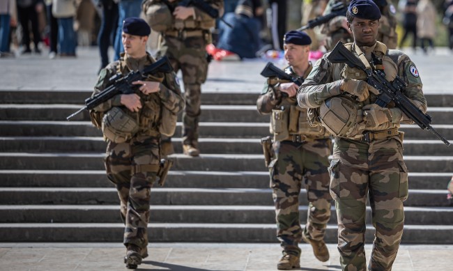 Нападател намушка с нож войник, патрулиращ в Париж 