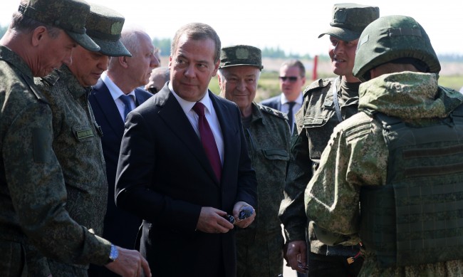 Медведев заплаши: Украйна може да престане да съществува до 2034 г.