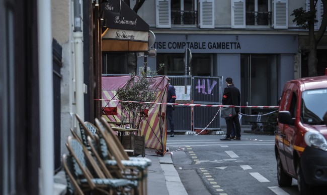 Кола се вряза в терасата на кафене в Париж, един човек е загинал