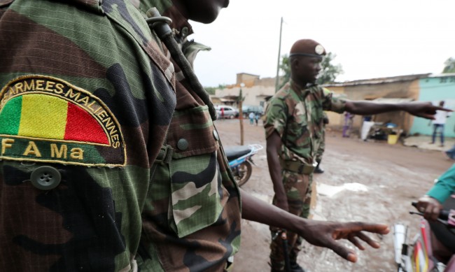 Разследват видео с канибализъм, извършван от войници на Мали