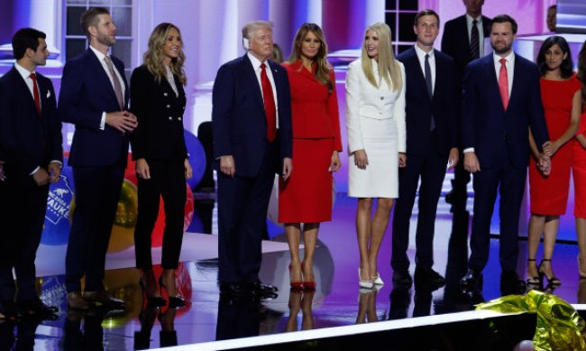 Мелания и Иванка облякоха червено и бяло в подкрепа на Доналд Тръмп