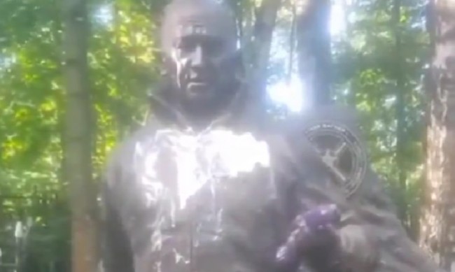 Статуята на Пригожин осъмна с боя върху лицето и секс играчка в ръка