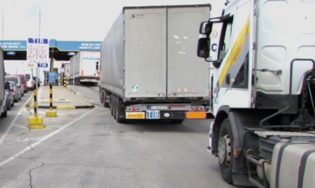 Интензивно движение на ГКПП-та с Румъния и Гърция за камионите